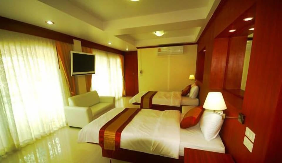 Twin Room | Desk, free WiFi