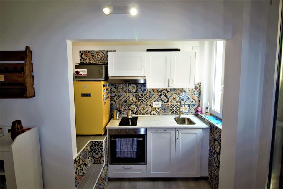 Fridge, oven, stovetop, coffee/tea maker