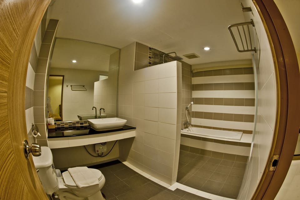 Comfort Quadruple Room, Bathtub | Bathroom | Free toiletries, bidet, towels