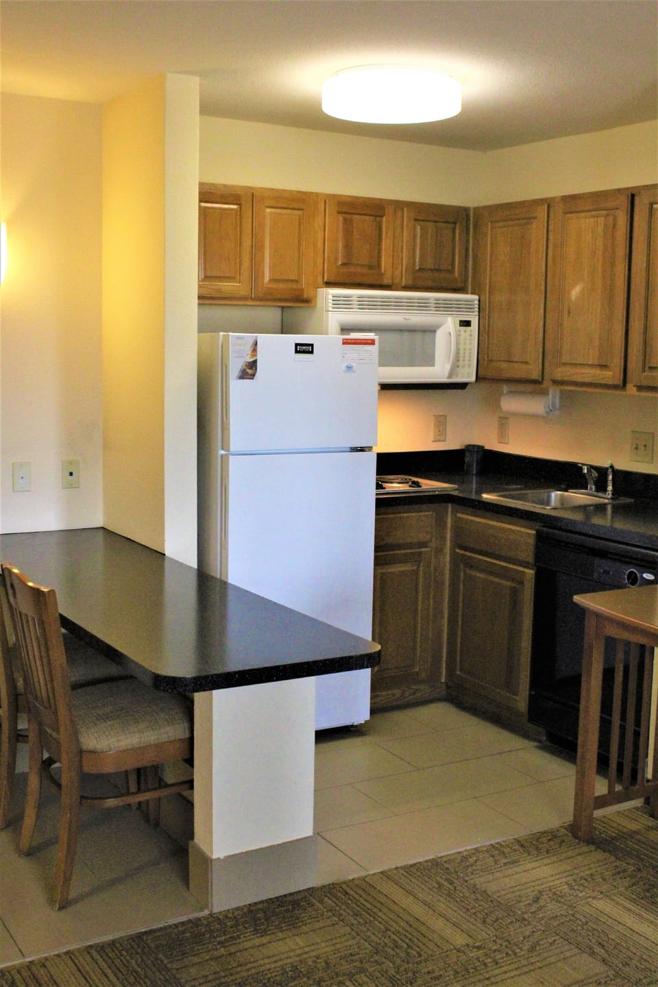 Coffee/tea maker, full-size fridge, microwave, stovetop