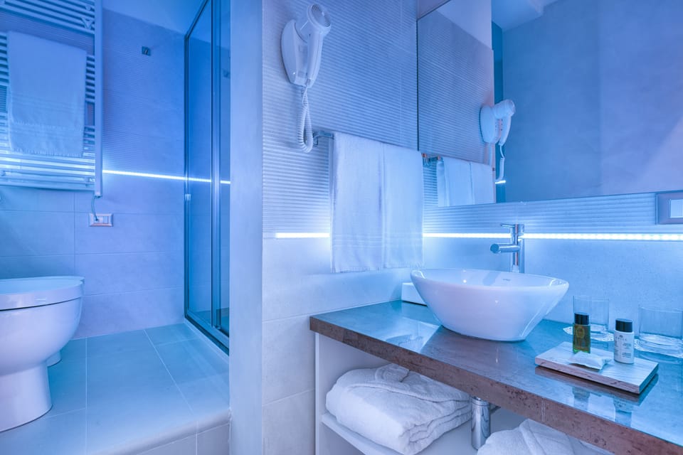 Deluxe Double Room | Bathroom | Shower, free toiletries, bathrobes, slippers