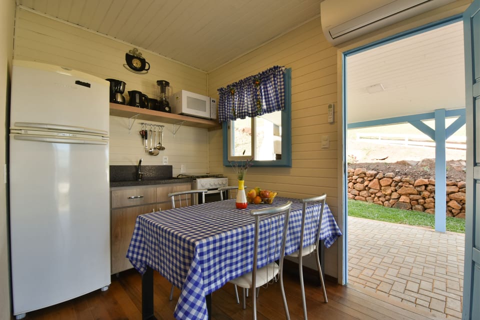 Classic Cottage | Private kitchen | Fridge, microwave, oven, toaster