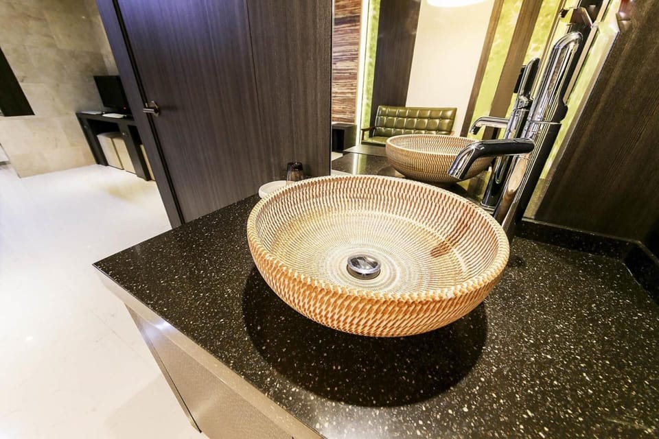 Junior Suite | Bathroom | Separate tub and shower, free toiletries, towels