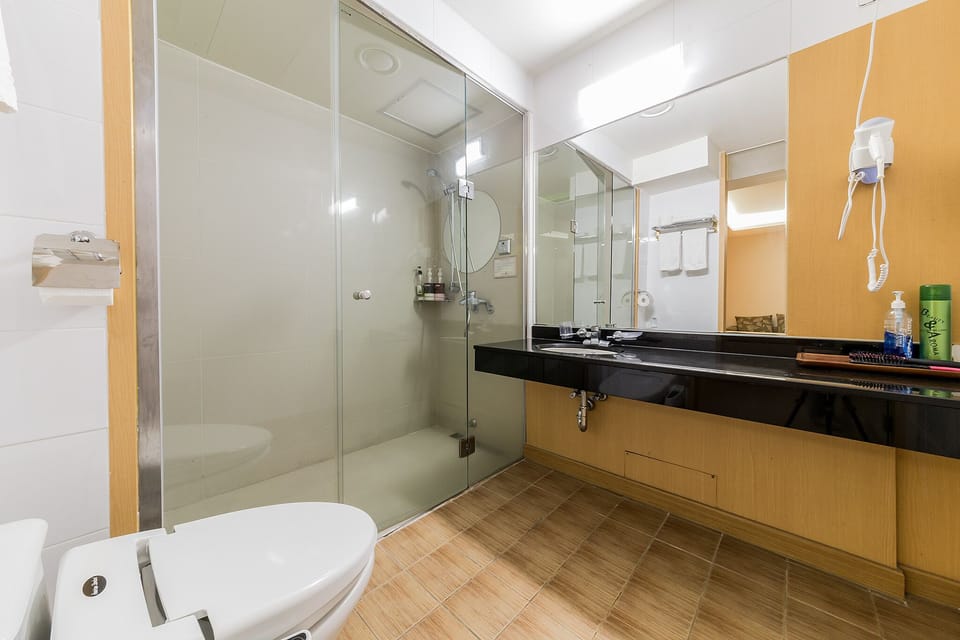 Deluxe Twin Room, 2 Double Beds - Free Airport Sending | Bathroom | Combined shower/tub, free toiletries, hair dryer, bathrobes