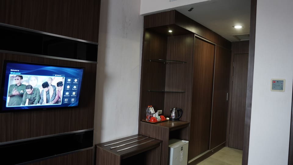 Business Double Room | Desk, laptop workspace, free WiFi, bed sheets