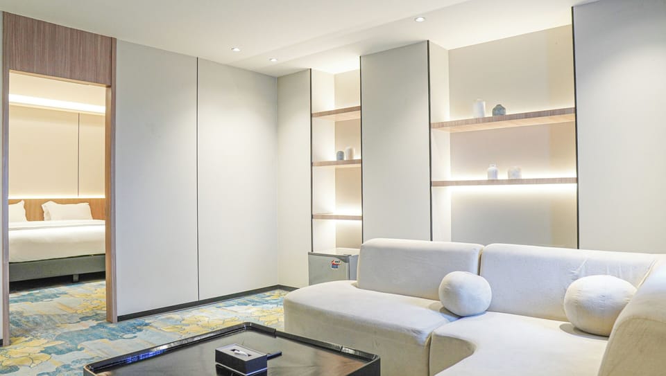 Luxury Suite, 1 King Bed | Living area | Flat-screen TV
