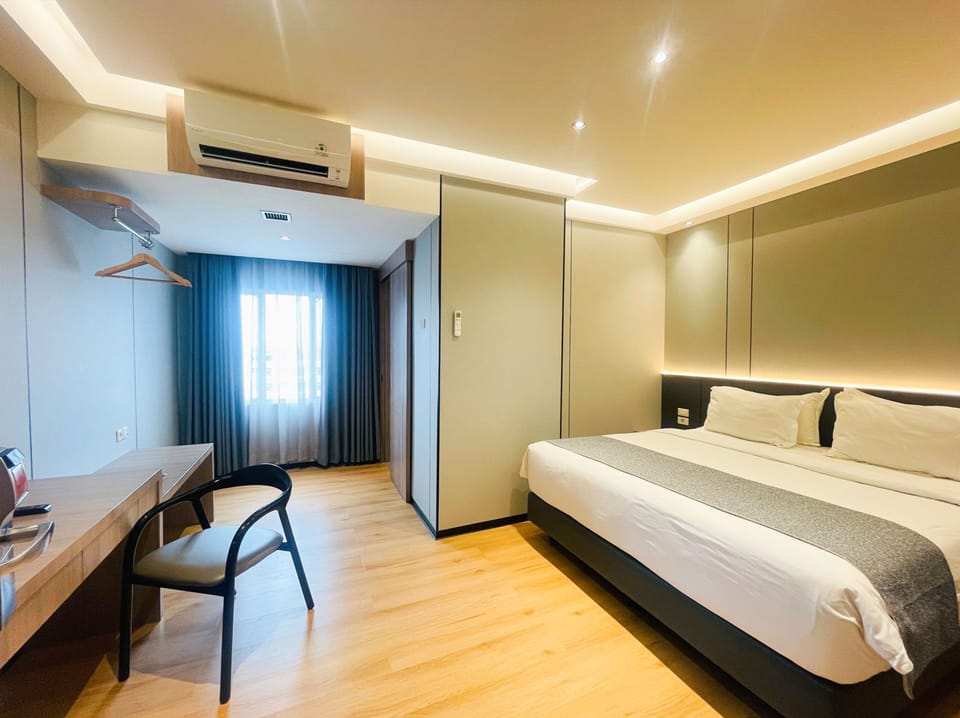 Desk, laptop workspace, free WiFi, bed sheets