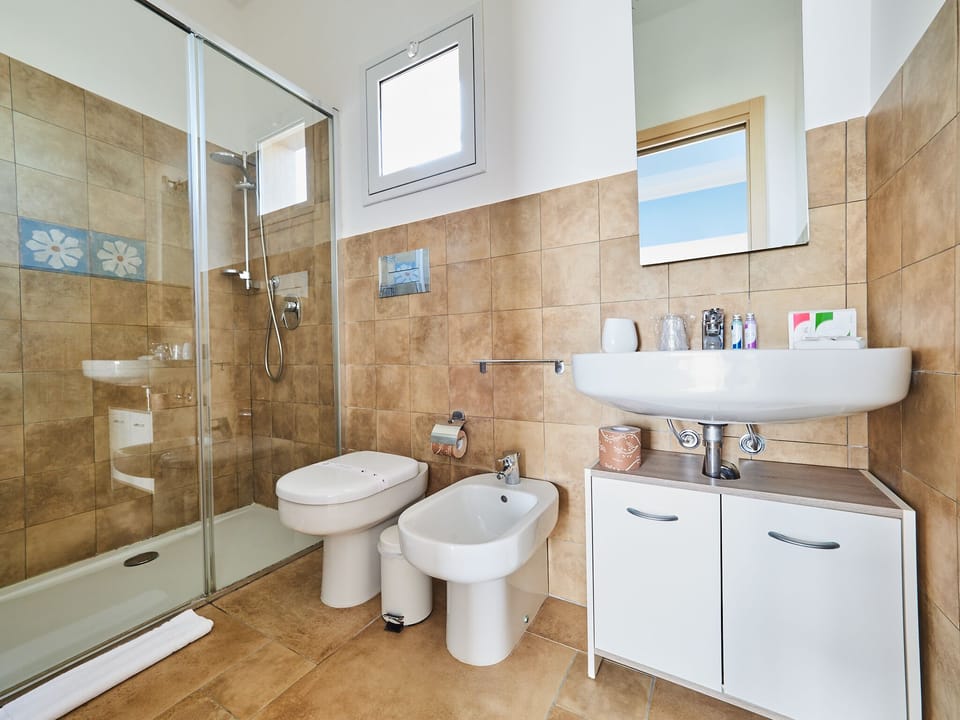 Superior Double Room, Sea View | Bathroom | Shower, free toiletries, hair dryer, bathrobes
