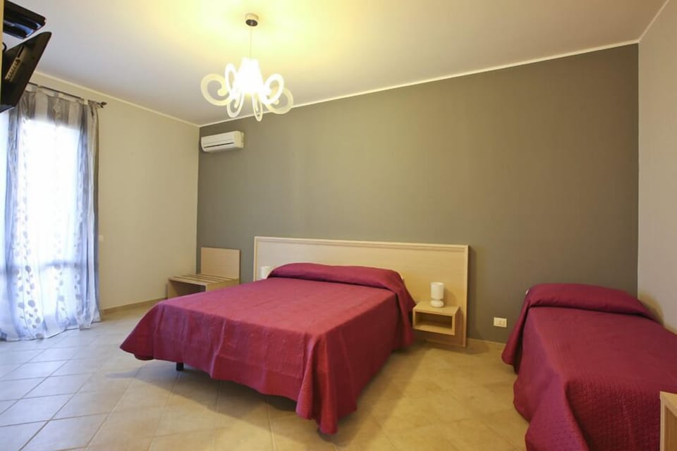 Triple Room | Frette Italian sheets, desk, free cribs/infant beds, free WiFi