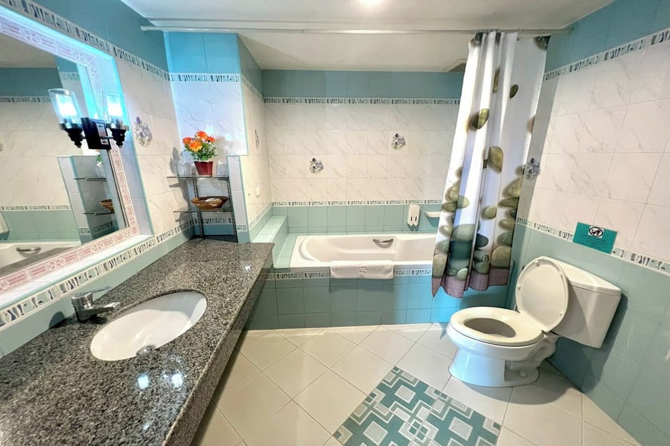 Combined shower/tub, deep soaking tub, free toiletries, towels