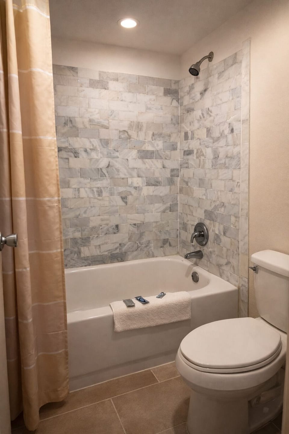 Combined shower/tub, free toiletries, hair dryer, towels