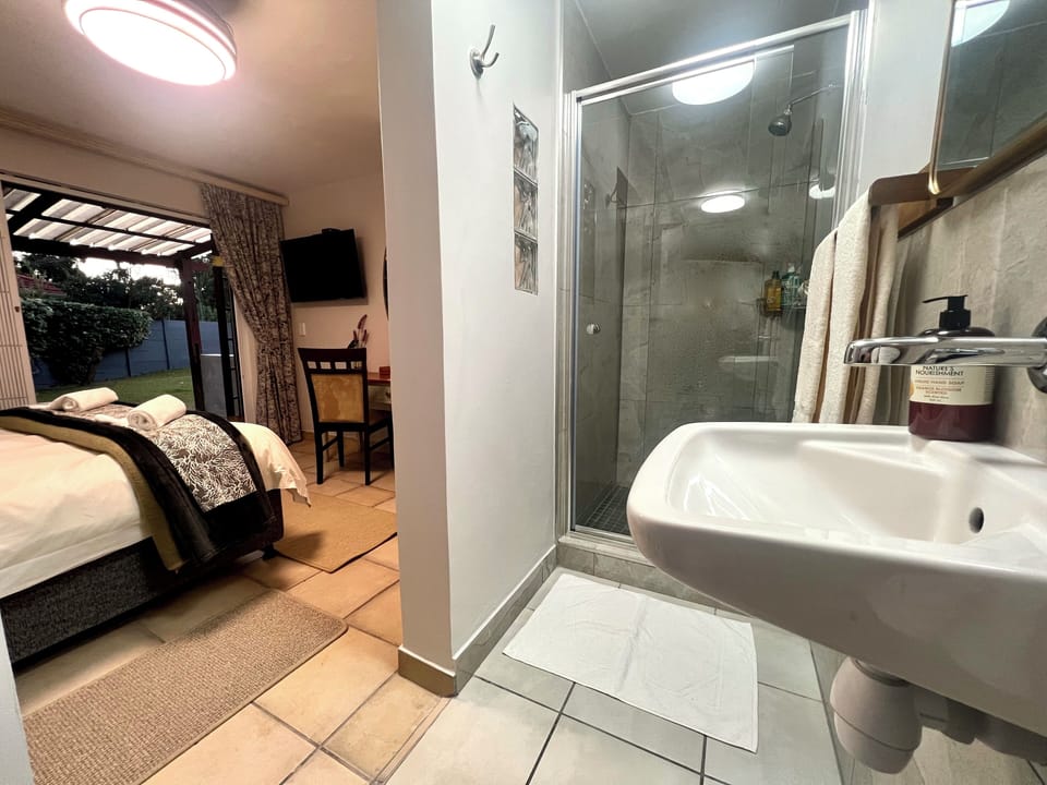 Deluxe Single - 5 | Bathroom | Free toiletries, hair dryer, towels