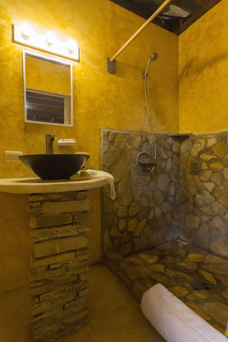 Family Cabin, 3 Bedrooms | Bathroom | Shower, free toiletries, towels