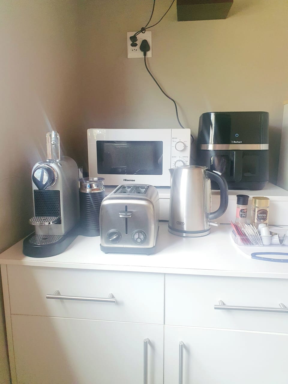 Hynea @ Gecko | Premium bedding, down comforters, laptop workspace, WiFi (free)