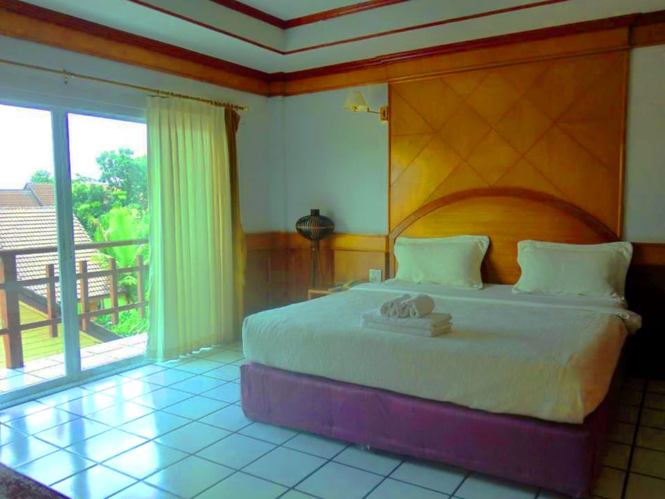Suite | Desk, rollaway beds, free WiFi, bed sheets