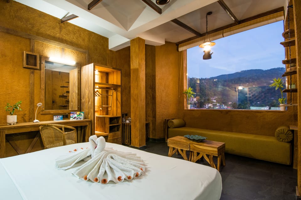 Oriental Fusioned King Room with Mountain View | Minibar, individually furnished, free WiFi, bed sheets