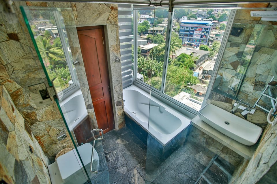 King Room with Mountain View | Bathroom | Free toiletries, hair dryer, towels, soap