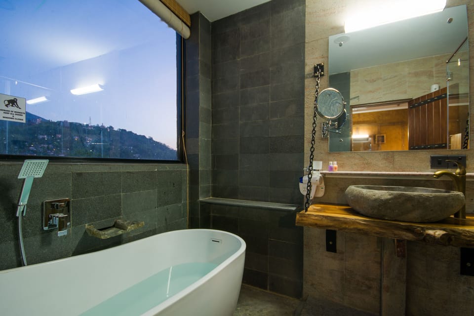 Oriental Fusioned King Room with Mountain View | Bathroom sink