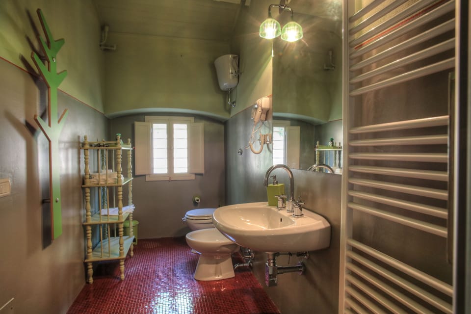 Comfort Double Room | Bathroom | Shower, free toiletries, hair dryer, bidet