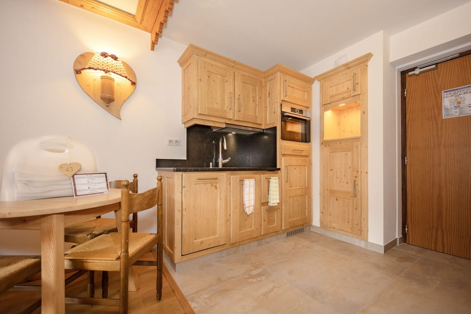 Communicating Rooms Studio  | Private kitchen | Electric kettle, toaster, highchair, dining tables