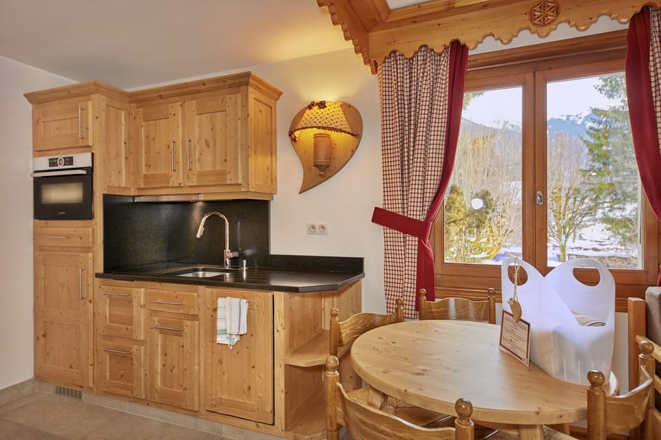 Communicating Rooms Studio  | Private kitchenette | Electric kettle, toaster, highchair, dining tables