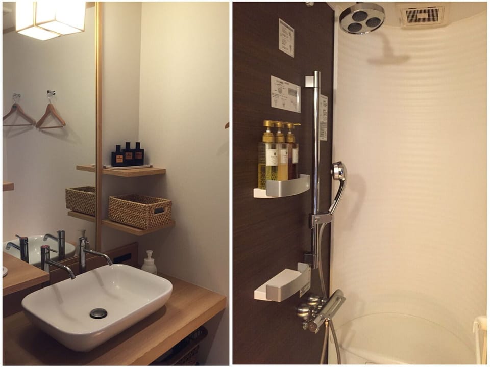 Deluxe Twin Room | Bathroom | Free toiletries, hair dryer, slippers, bidet