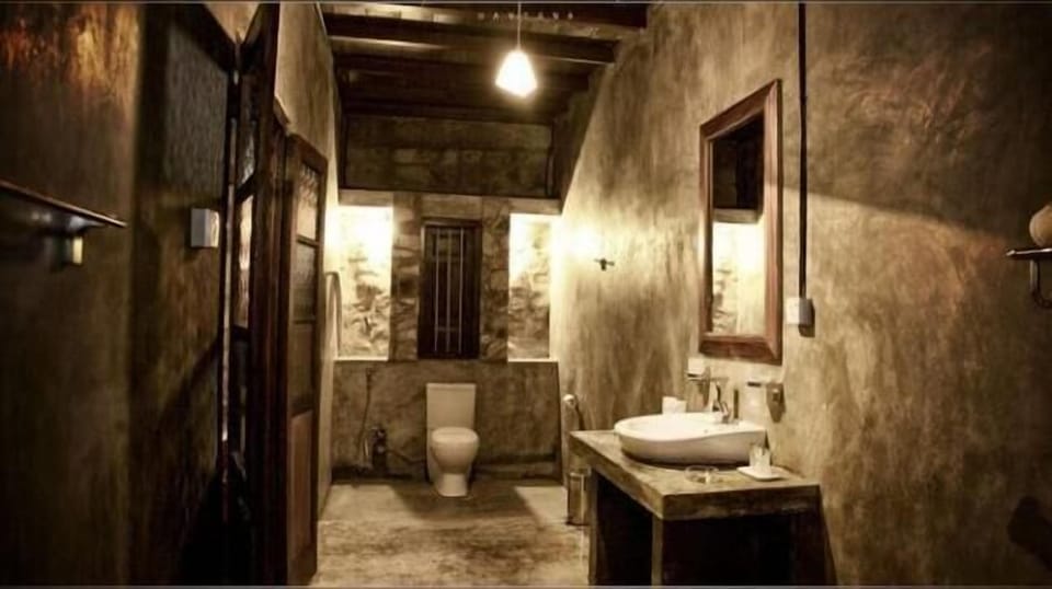 Deluxe Double Room | Bathroom | Shower, free toiletries, hair dryer, bidet
