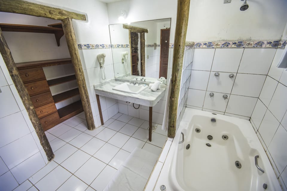 Studio (Orquídea) | Bathroom | Free toiletries, towels