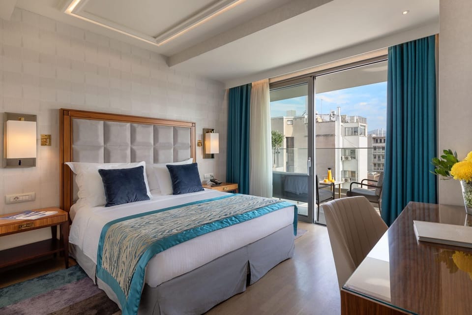 Suite, Balcony | City view