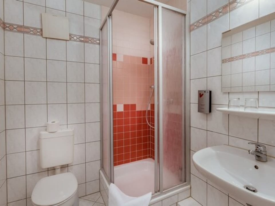 Single Room, Non Smoking | Bathroom | Shower, free toiletries, hair dryer, towels