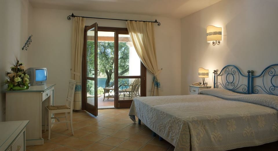 Superior Double Room, Lake View | Premium bedding, minibar, in-room safe, desk
