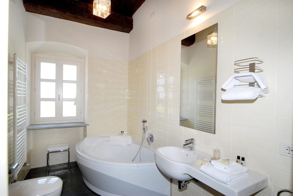 Superior Double Room | Bathroom | Free toiletries, hair dryer, bidet, towels