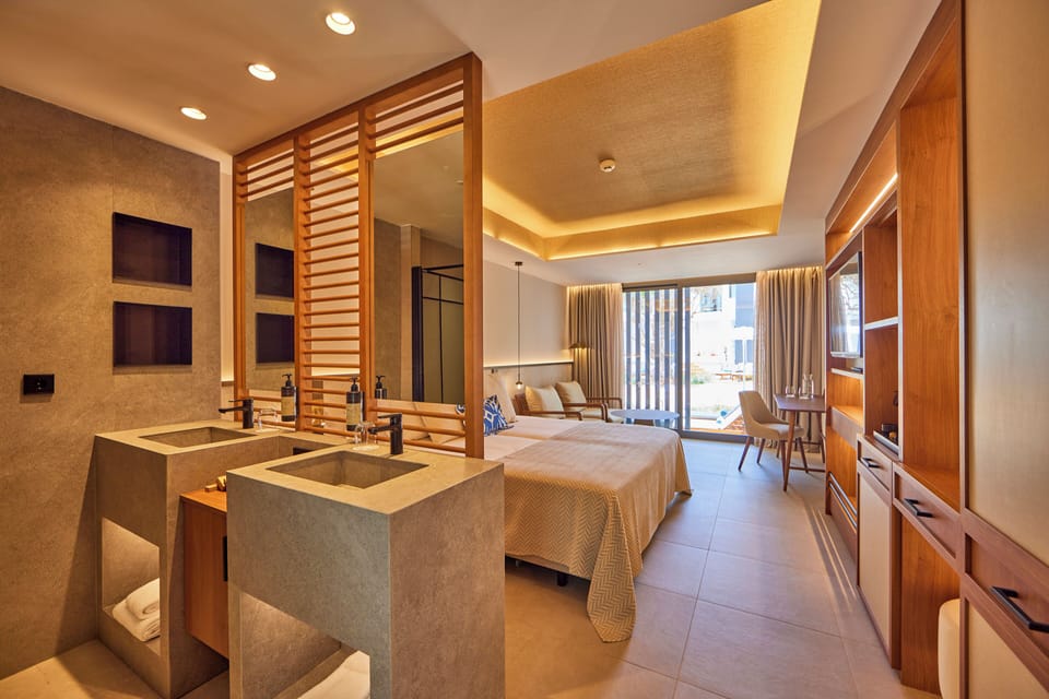 Minibar, in-room safe, desk, free WiFi