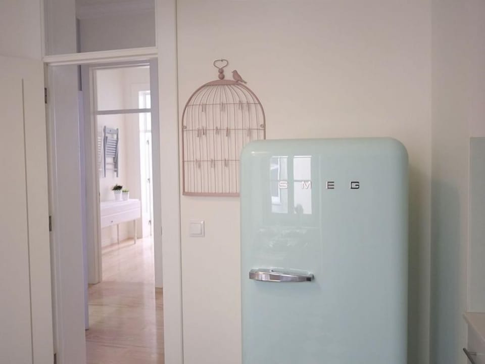 Deluxe Apartment, 2 Bedrooms | Shared kitchen | Fridge, microwave, oven, stovetop
