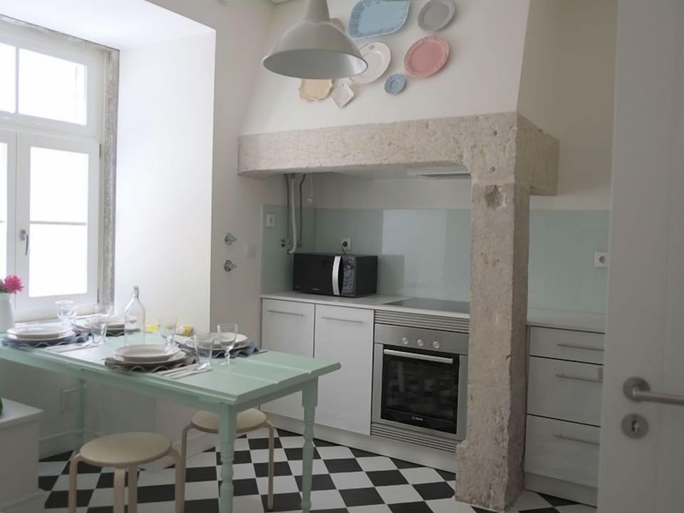 Deluxe Apartment, 2 Bedrooms | Private kitchenette | Fridge, microwave, oven, stovetop