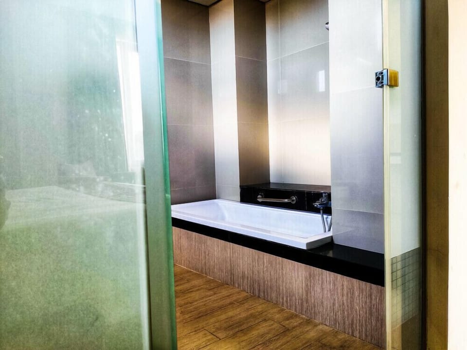 Shower, free toiletries, slippers, towels