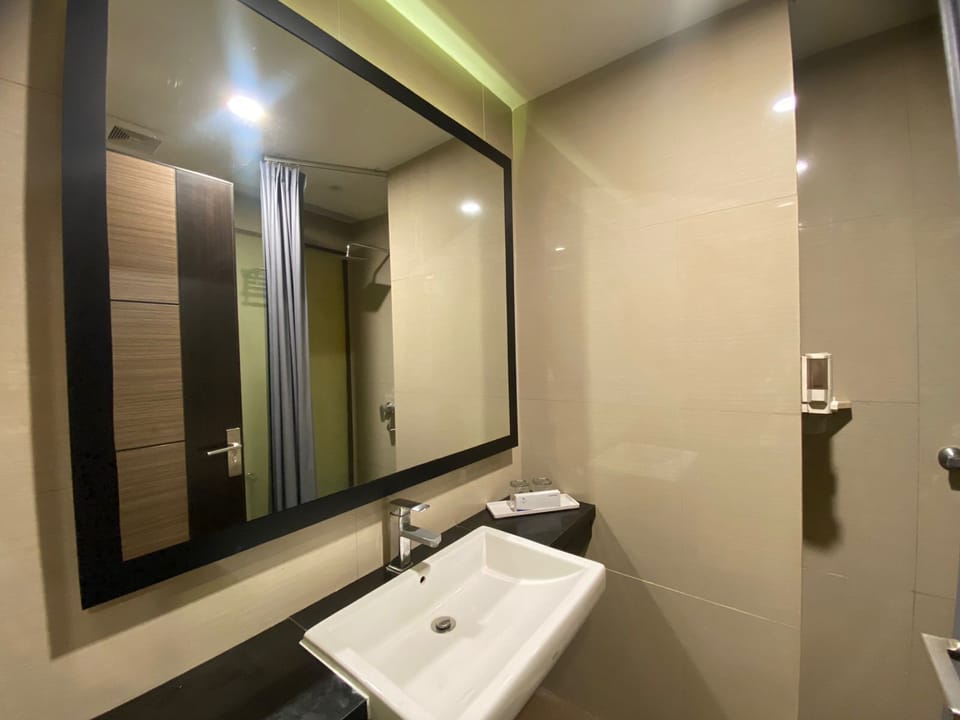 Superior Twin Room | Bathroom | Shower, free toiletries, hair dryer, bathrobes