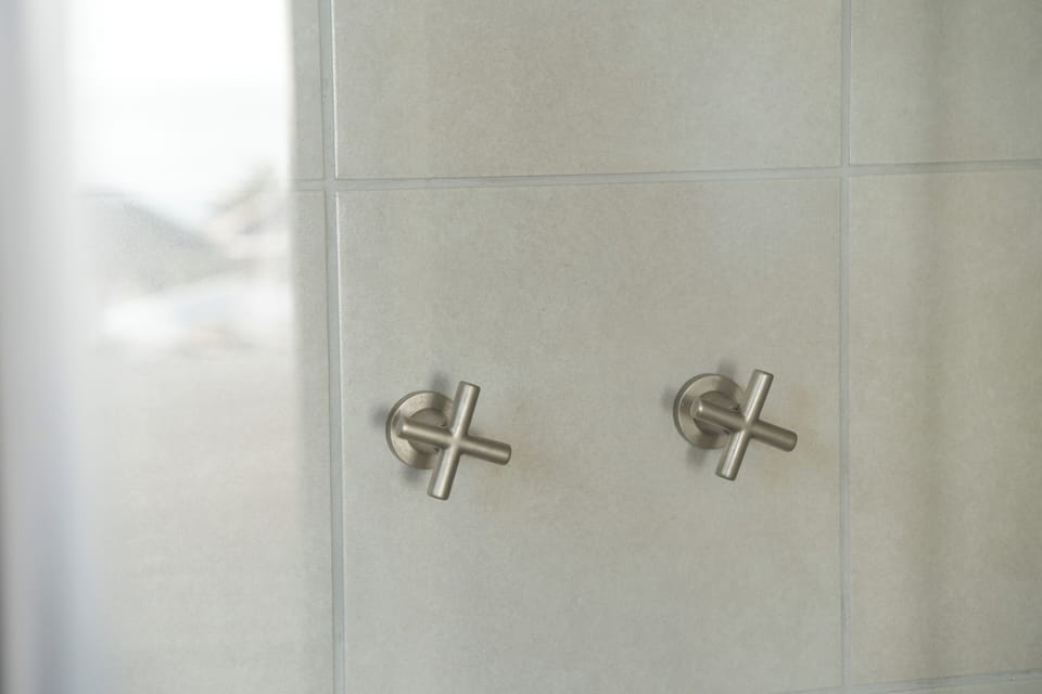 Pool level / Sea View Room (3) | Bathroom | Shower, hair dryer, towels, soap