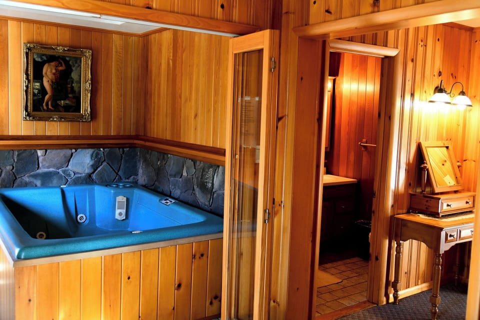Honeymoon Room, 1 Queen Bed, Hot Tub, Beach View | Private spa tub
