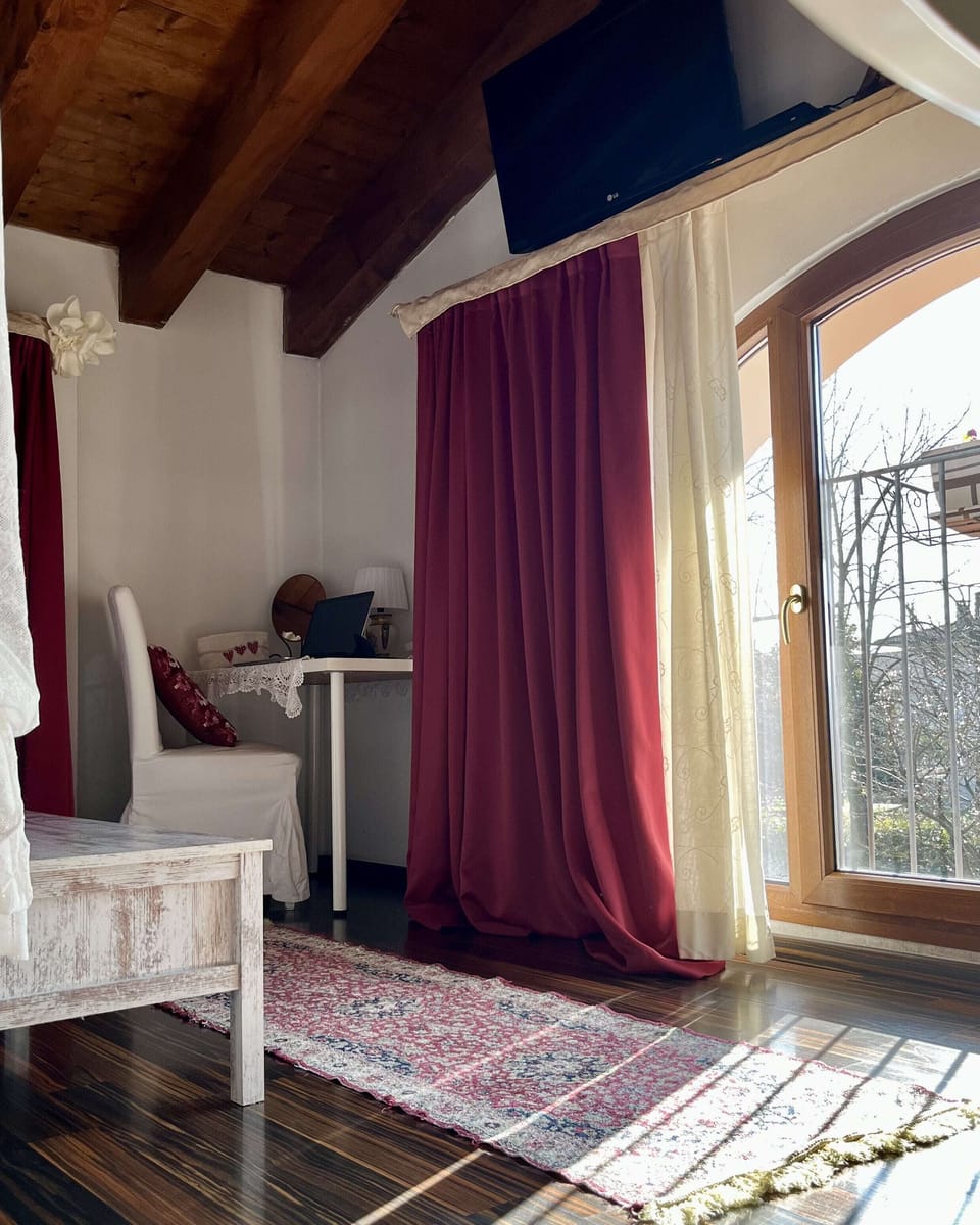 Double Room | Minibar, desk, soundproofing, WiFi (free)
