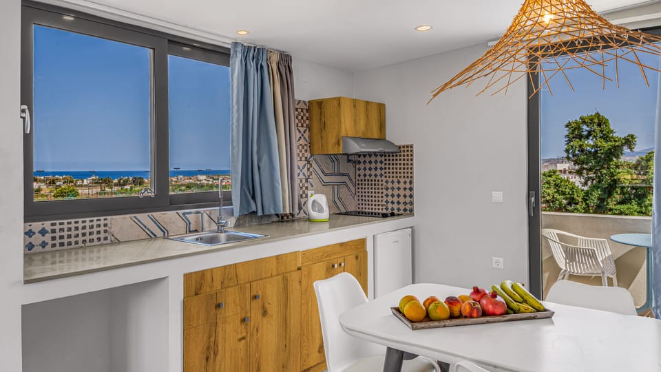 Suite | Private kitchen | Fridge, oven, stovetop, coffee/tea maker