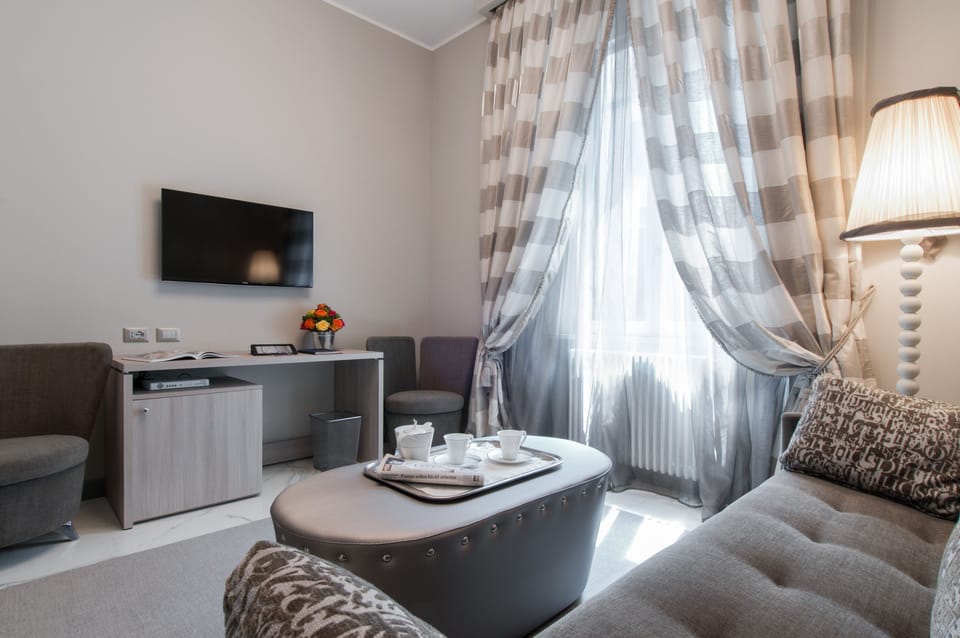Junior Suite | Living room | 42-inch flat-screen TV with satellite channels, TV