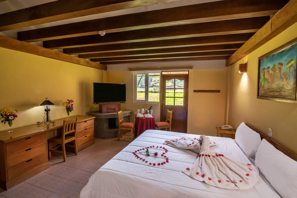 Standard Room, 1 King Bed, Private Bathroom | In-room safe, desk, WiFi (free), bed sheets