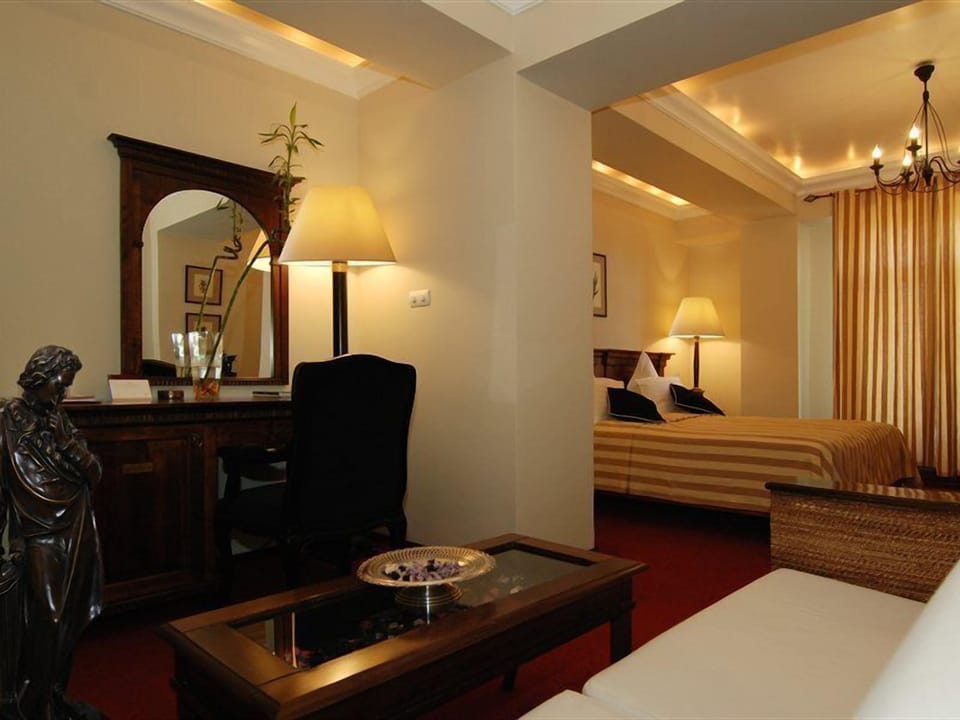 Egyptian cotton sheets, hypo-allergenic bedding, minibar, in-room safe