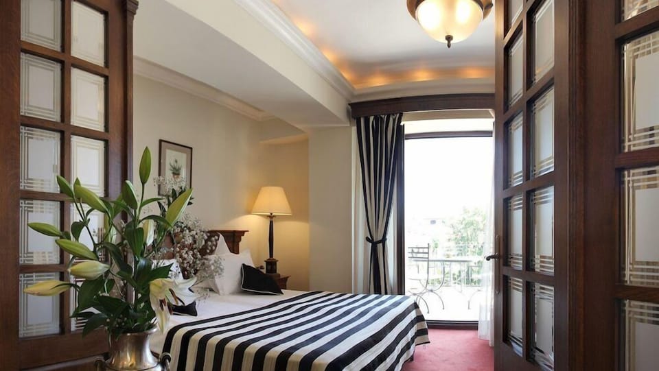Egyptian cotton sheets, hypo-allergenic bedding, minibar, in-room safe