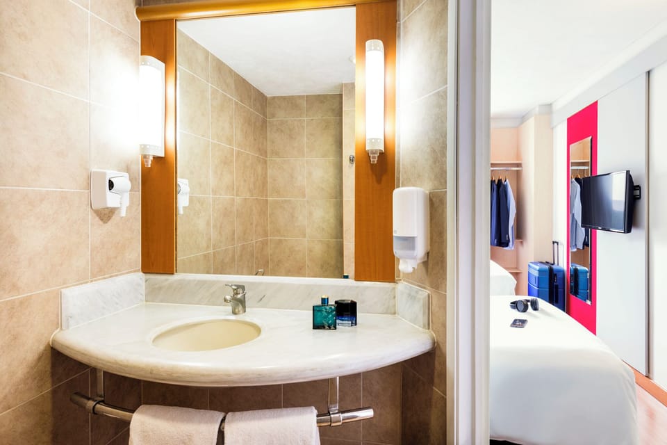 Double Room, 2 Double Beds | Desk, blackout drapes, free WiFi, bed sheets