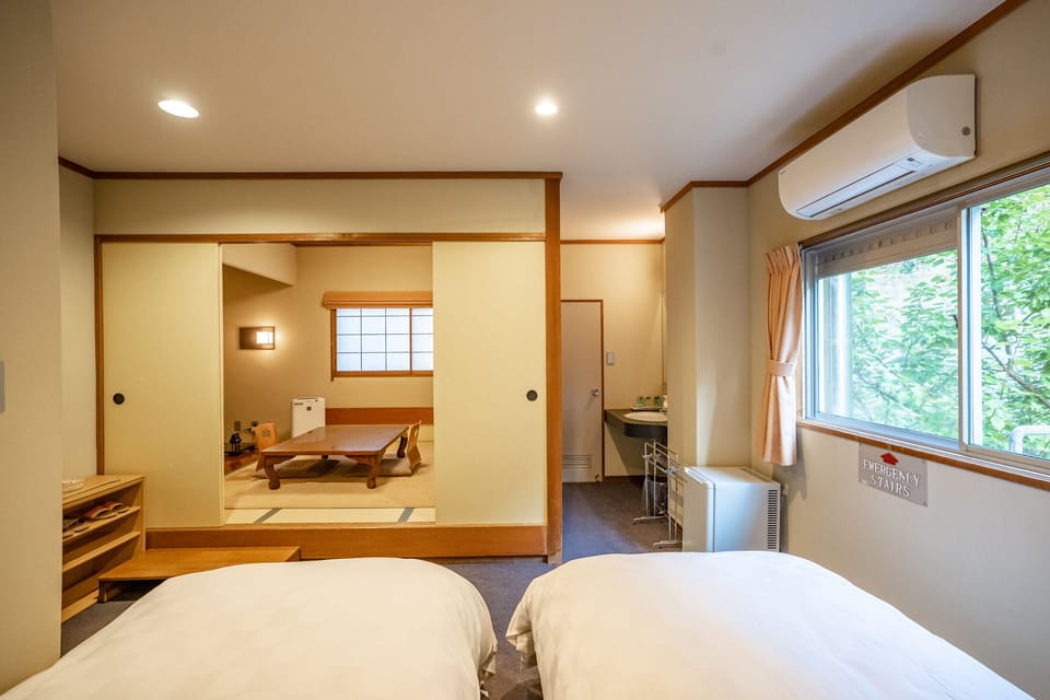Basic Twin Room | In-room safe, bed sheets