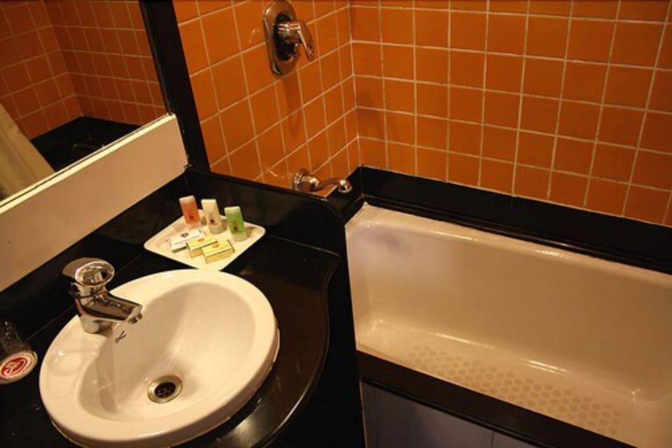 Executive Room | Bathroom | Combined shower/tub, free toiletries, hair dryer, bathrobes