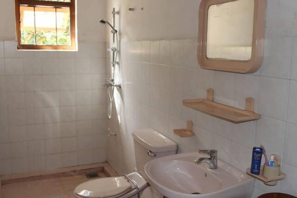 Family Room | Bathroom | Shower, free toiletries, towels