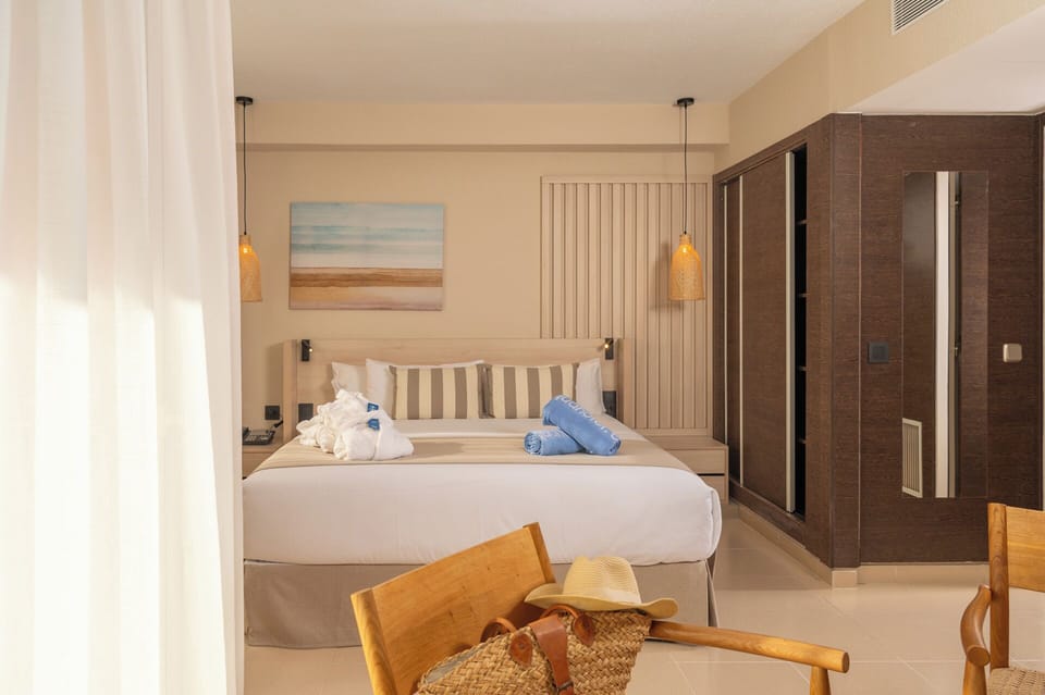 Hypo-allergenic bedding, minibar, desk, blackout drapes